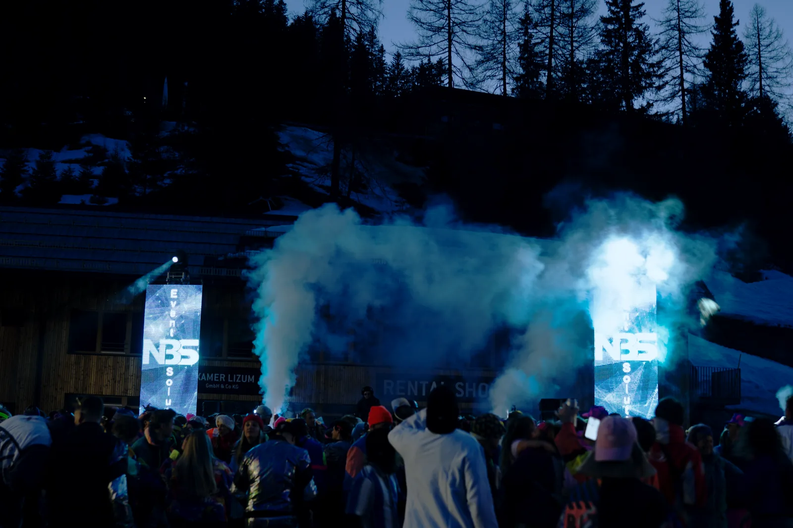 NBS Event Solutions LED-Banner mit blauem Nebel bei einem Outdoor-Event